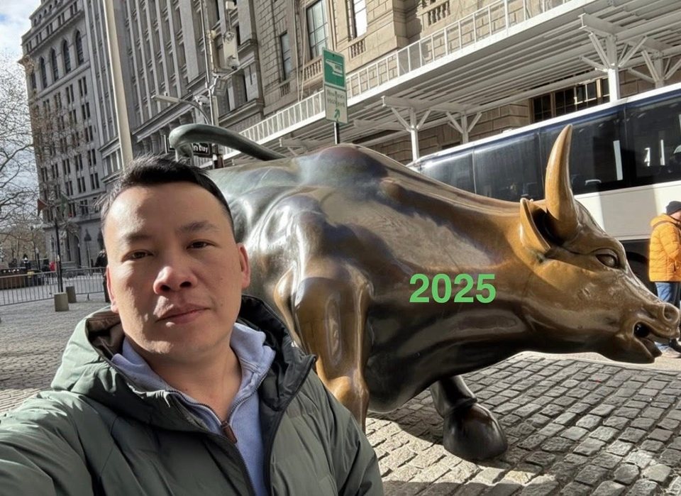 Thiện Hồ chụp tại Wall Street bên cạnh tượng bò phố Wall